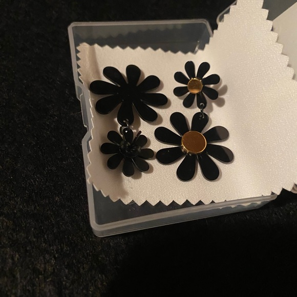 ✨Sutrugs Daisy Black & Gold Tone Post Earrings✨ NIB - Picture 3 of 6